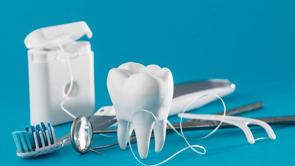 Kako pravilno uporabljati zobno nitko in interdentalne ščetke